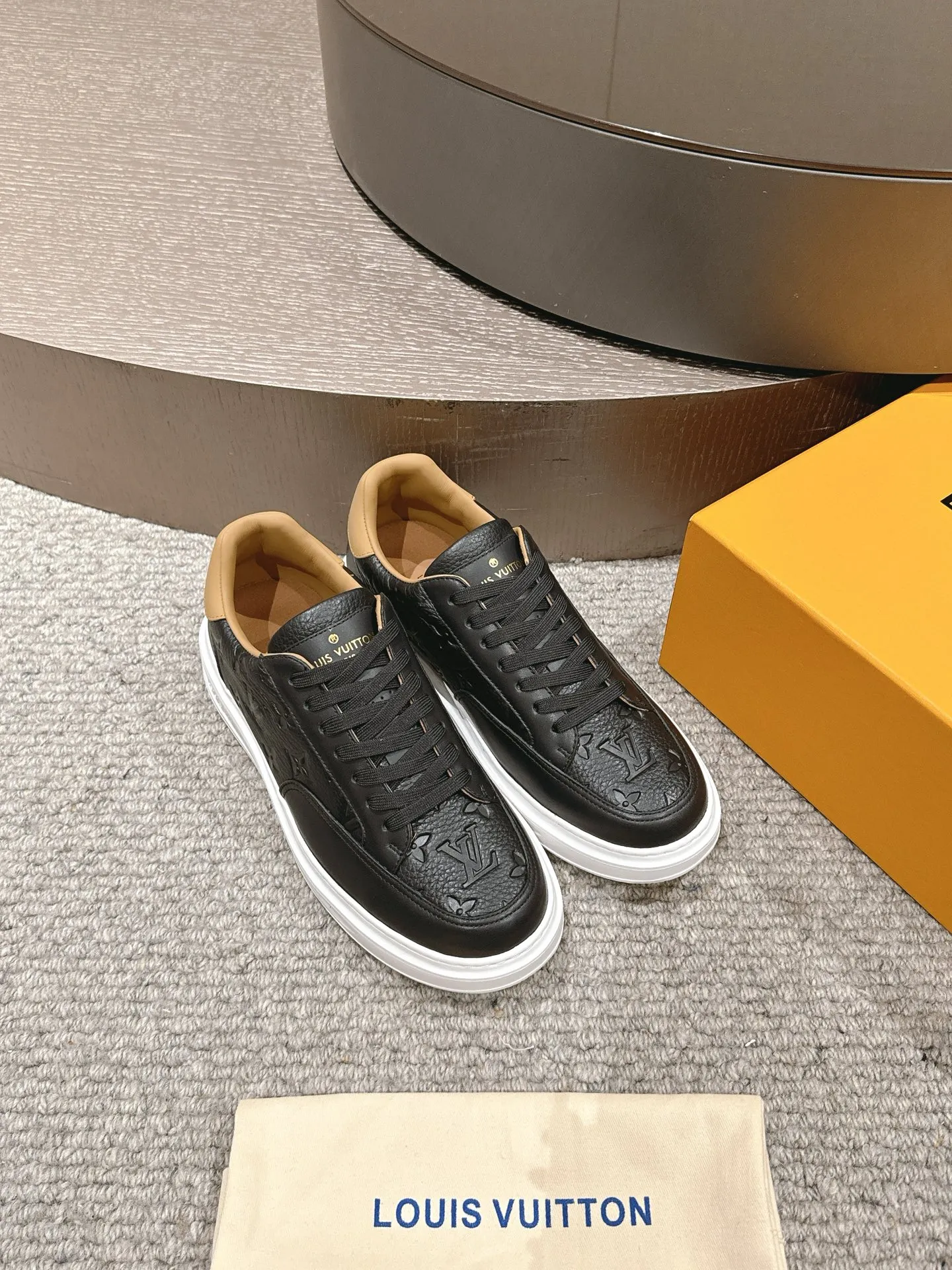 👟👟Ex-factory price 680👟👟 LV25 new style white shoes, best-selling model in the counter window, very three-dimensional and beautiful! Personalized printing, three-dimensional printed cowhide fabric...cowhide feet...original 4cm thick sole...Logo hot stamping, matching packaging, code number: 37-44 (45 customized, non-refundable)